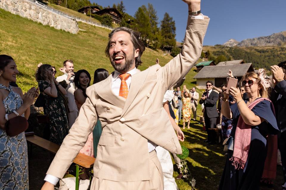 Derek lève le poing