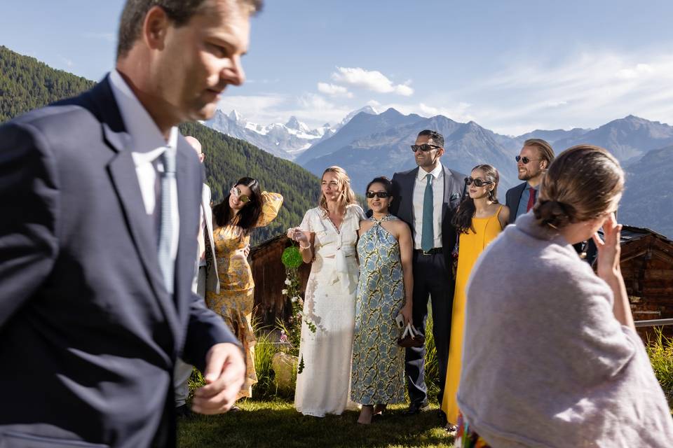 Les invités se rassemblent