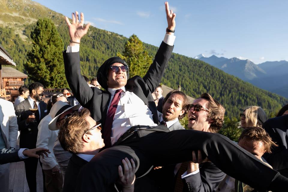 Amis portent l'un des leurs