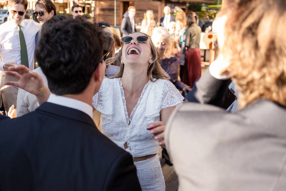 Charlotte rit avec ses invités