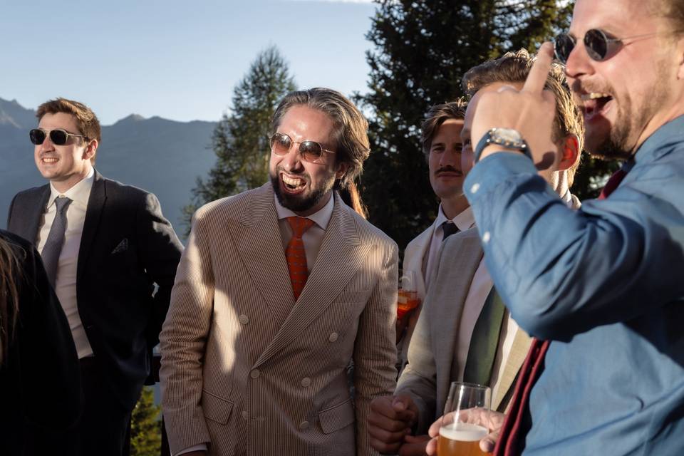Derek rit avec ses amis