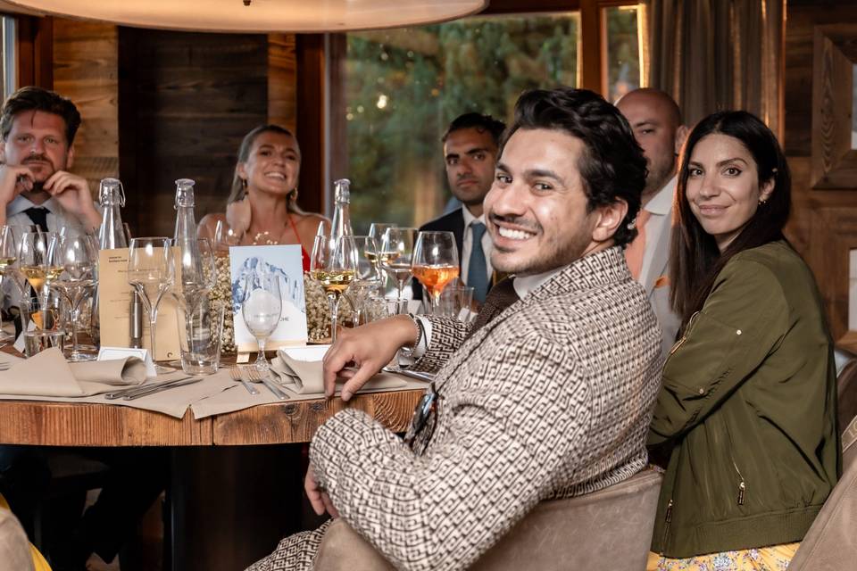 Les invités rient à table