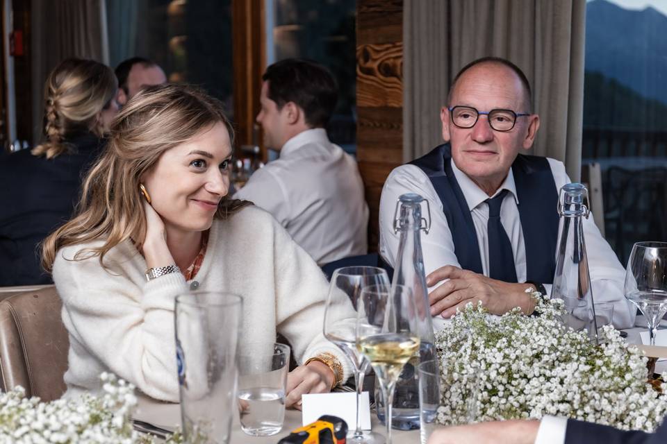 Des invités à table
