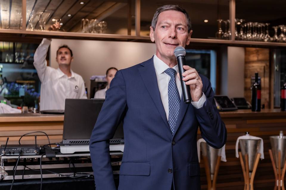 Un proche prononce un discours