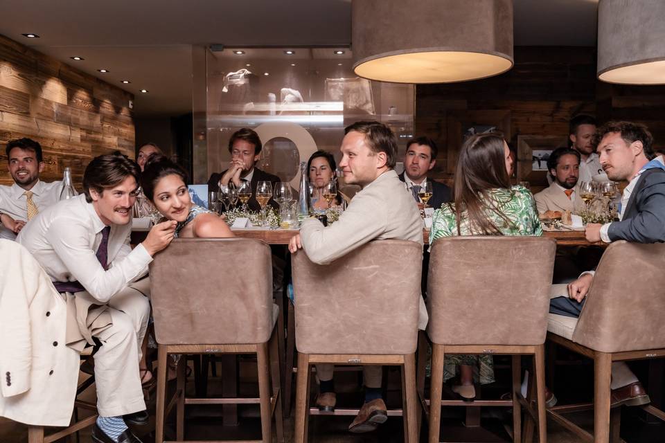 Les invités à table