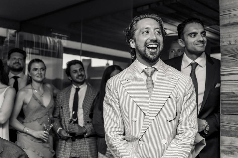 Derek rit, en noir et blanc