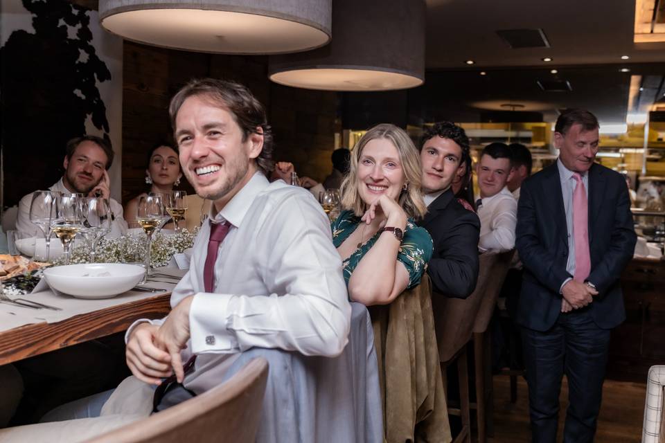 Les invités à table