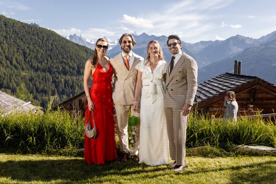 Les mariés avec deux proches
