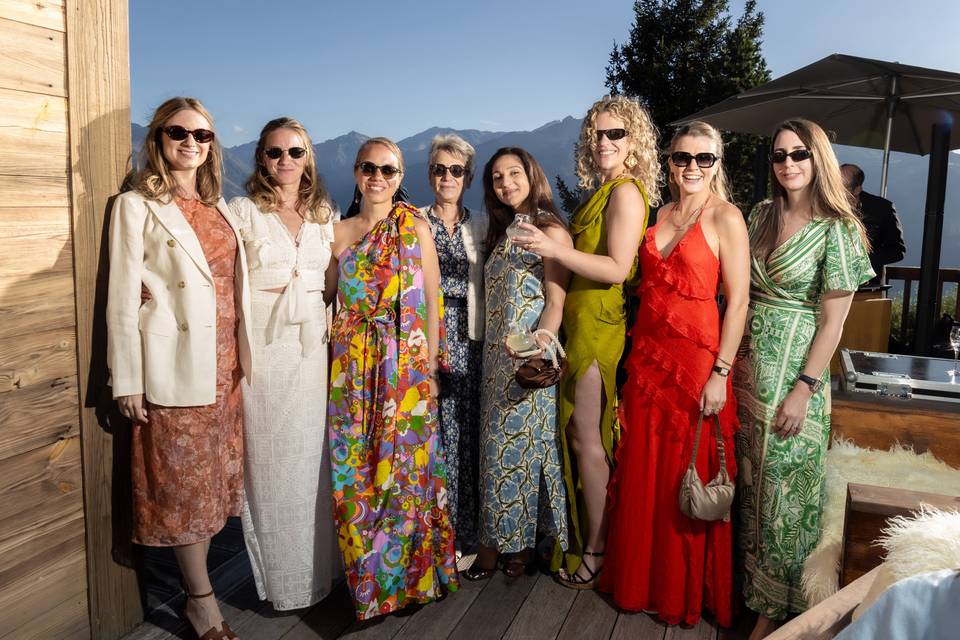 Les invitées en robes colorées