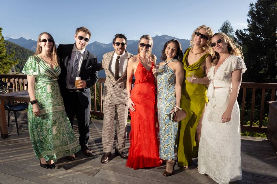 Groupe d'amis sur la terrasse