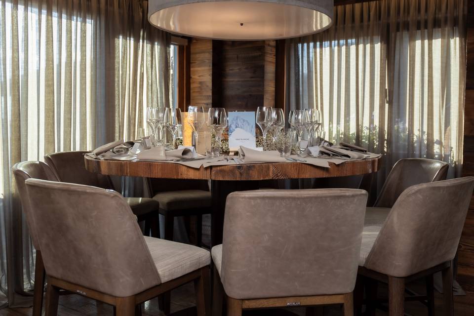 Une table ronde dressée