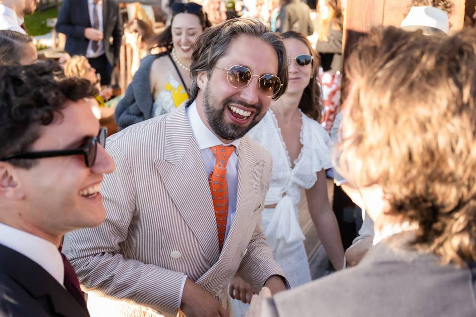 Derek entouré de ses amis