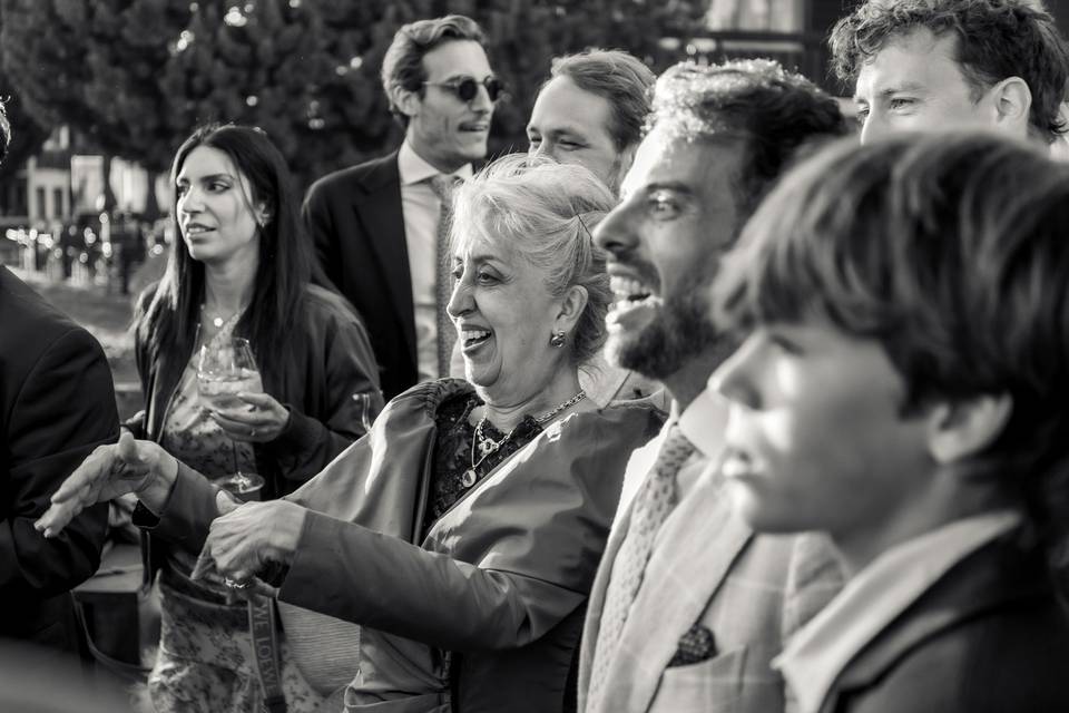 Les invités, en noir et blanc
