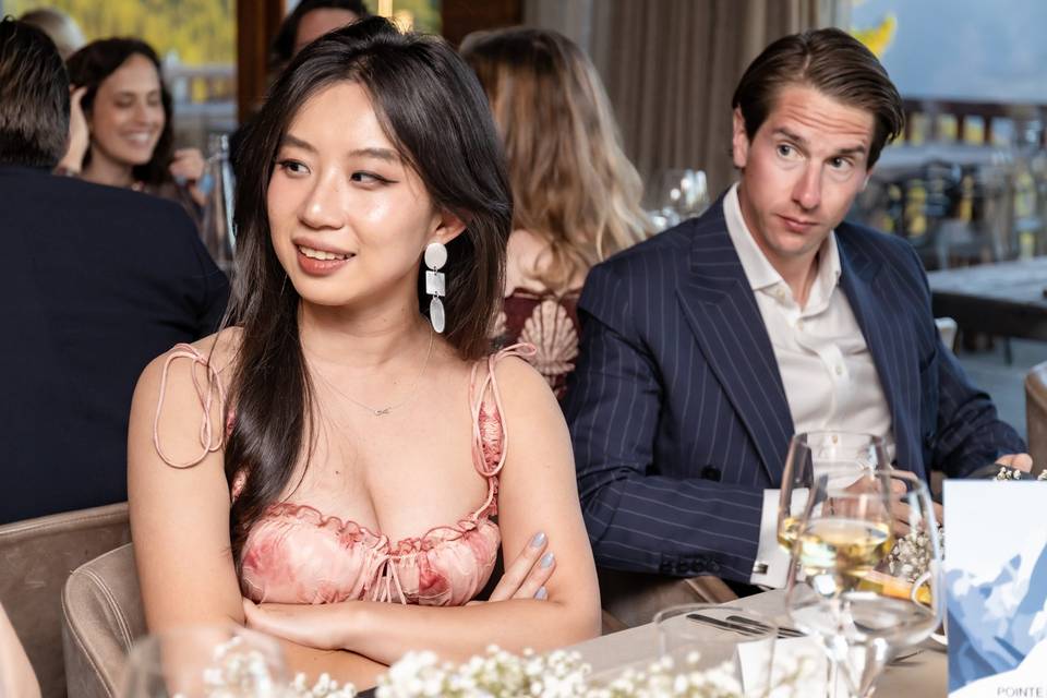 Des invités à table