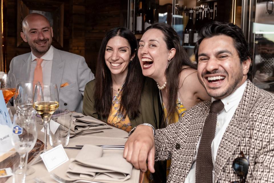 Trois invités rient aux éclats