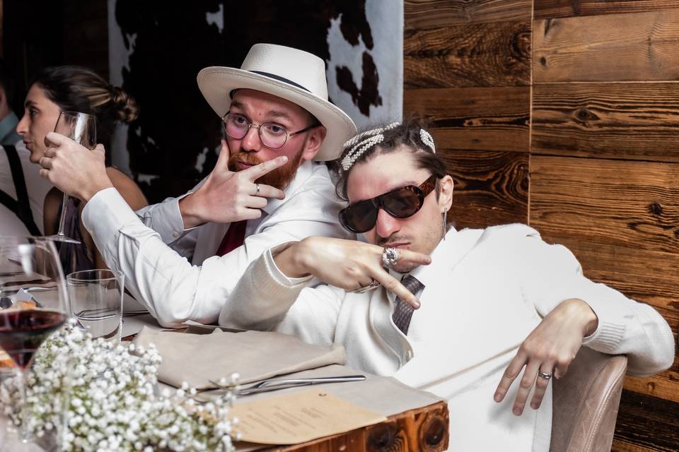 Deux invités prennent la pose