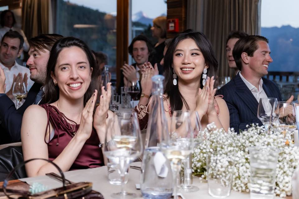 Les invités applaudissent