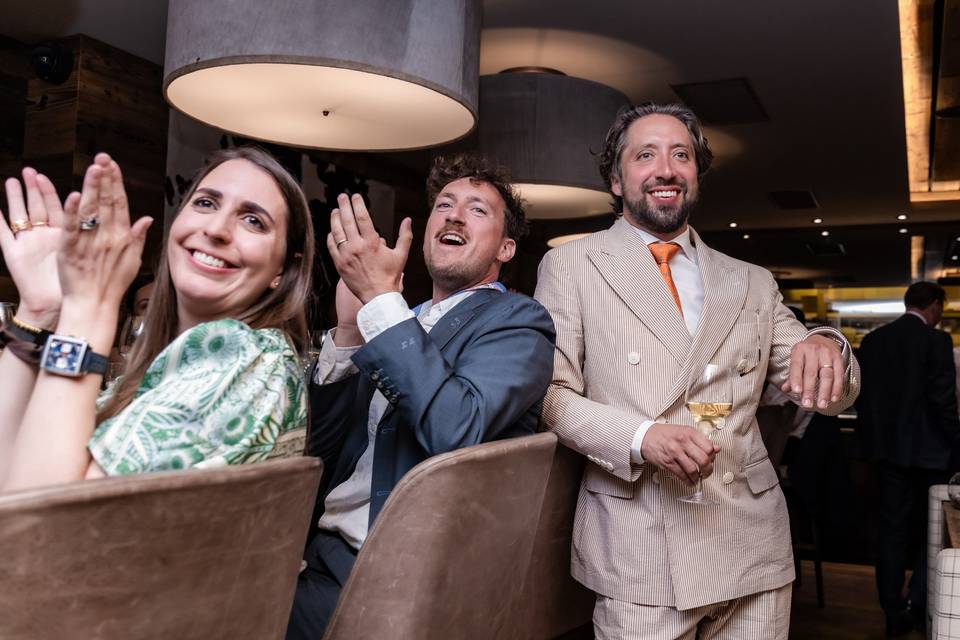 Les invités applaudissent