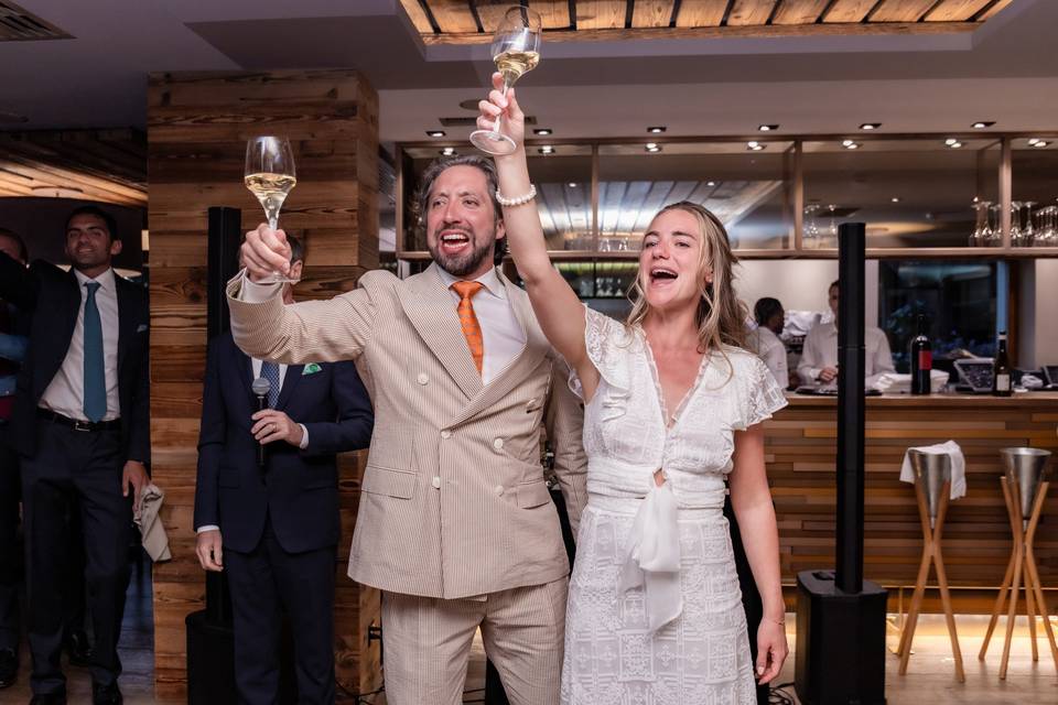 Les mariés lèvent leur verre