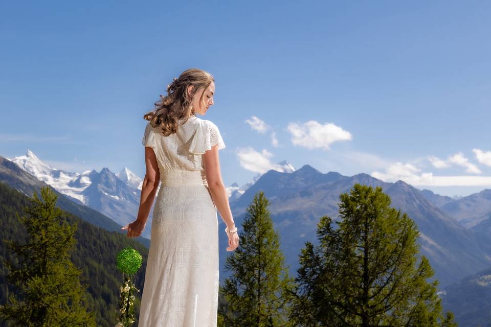 Charlotte face aux montagnes