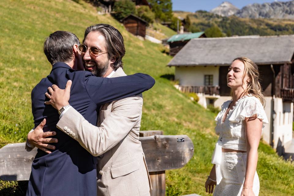 Une accolade avec un proche