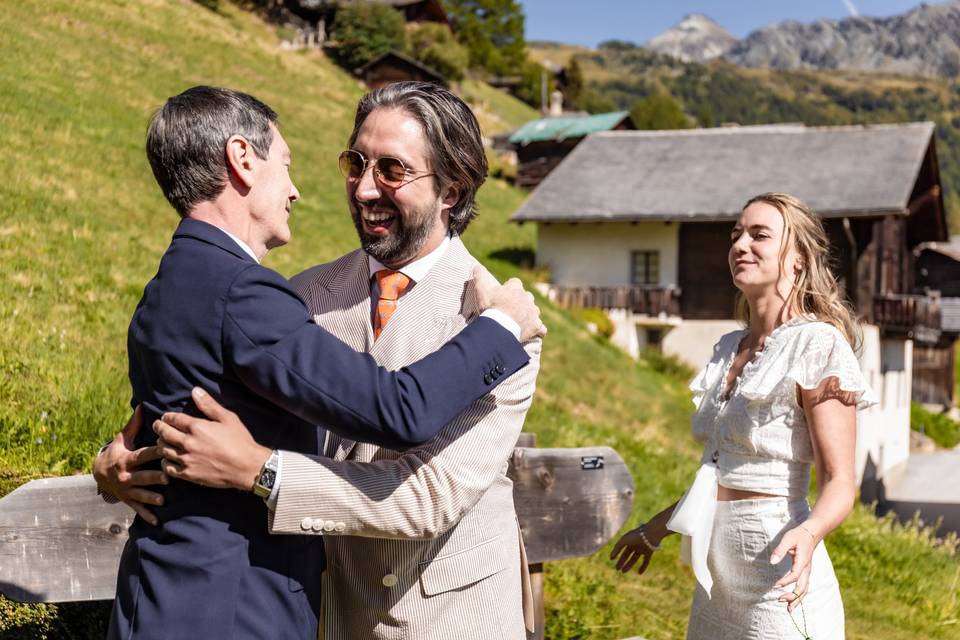 Derek serre un proche