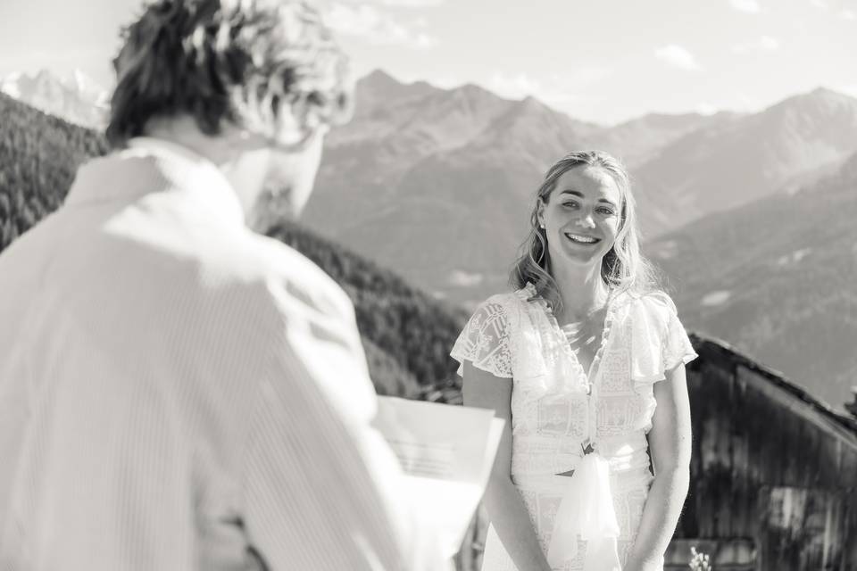 Charlotte sourit en écoutant
