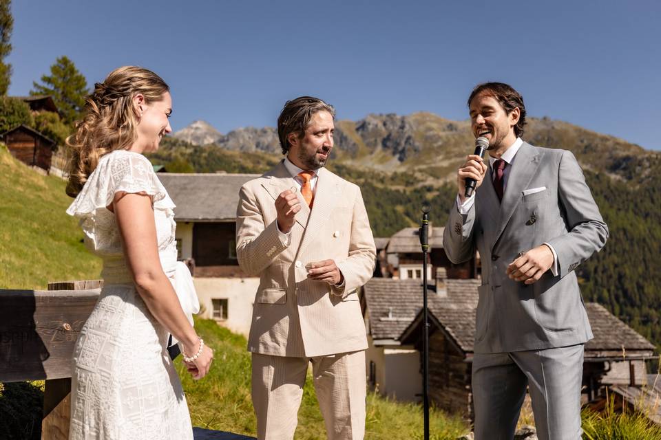 Les mariés et l'officiant