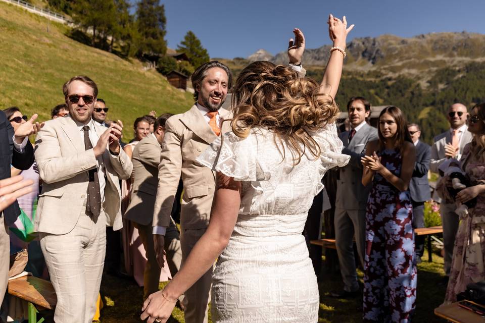Les mariés parmi leurs invités