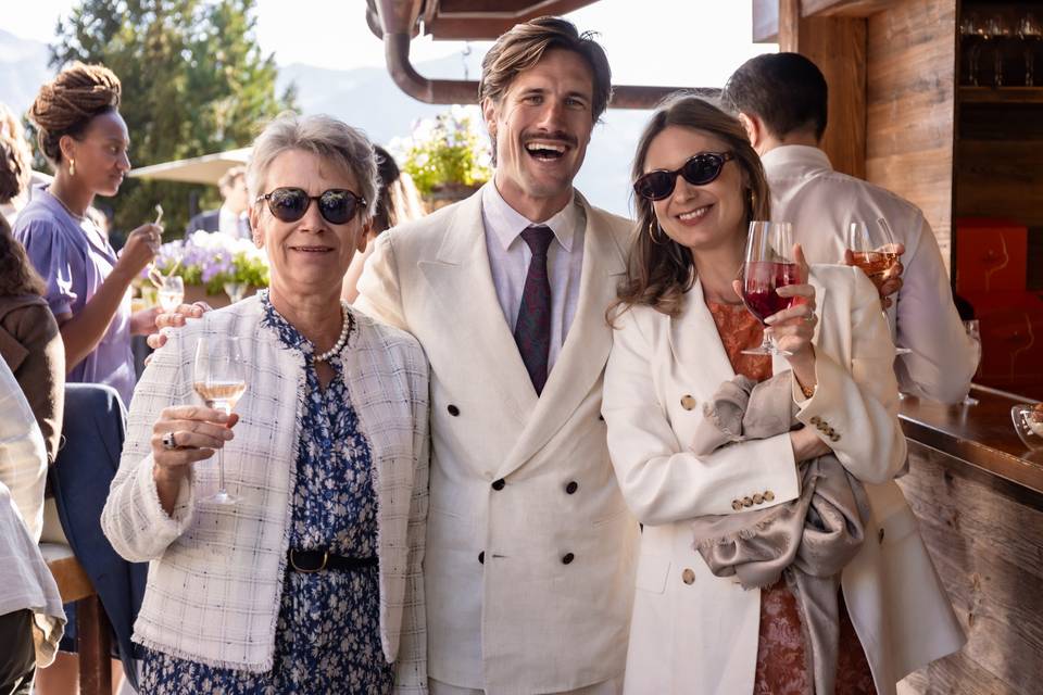 Invités, un verre à la main
