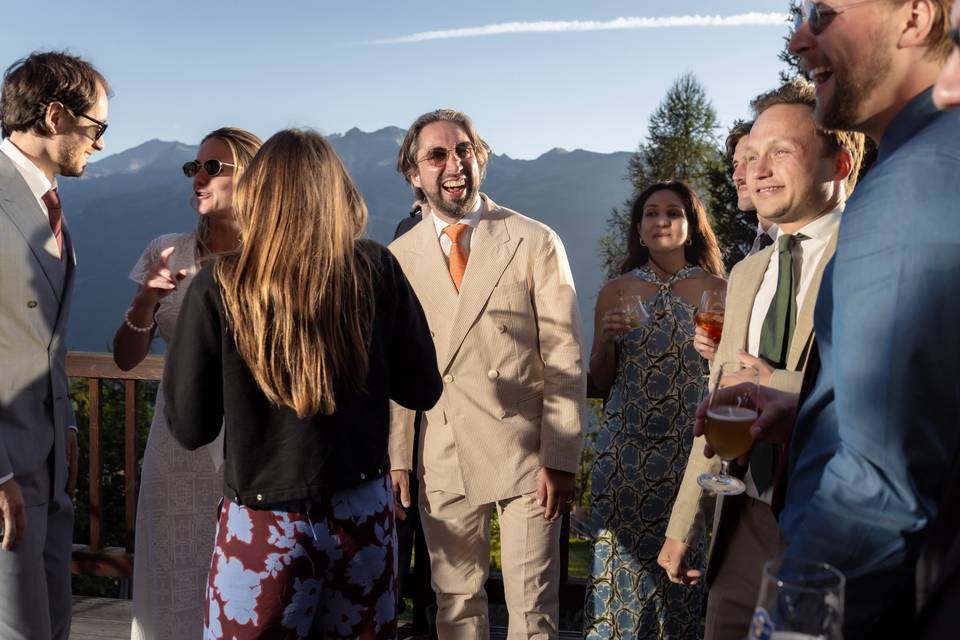 Invités réunis sur la terrasse
