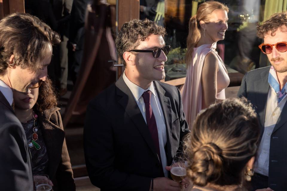 Les invités discutent