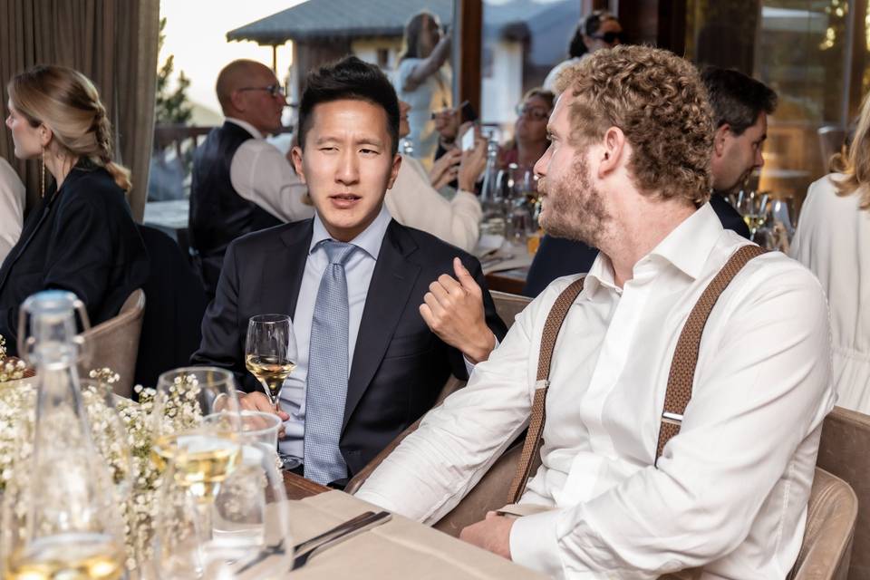 Deux invités à table