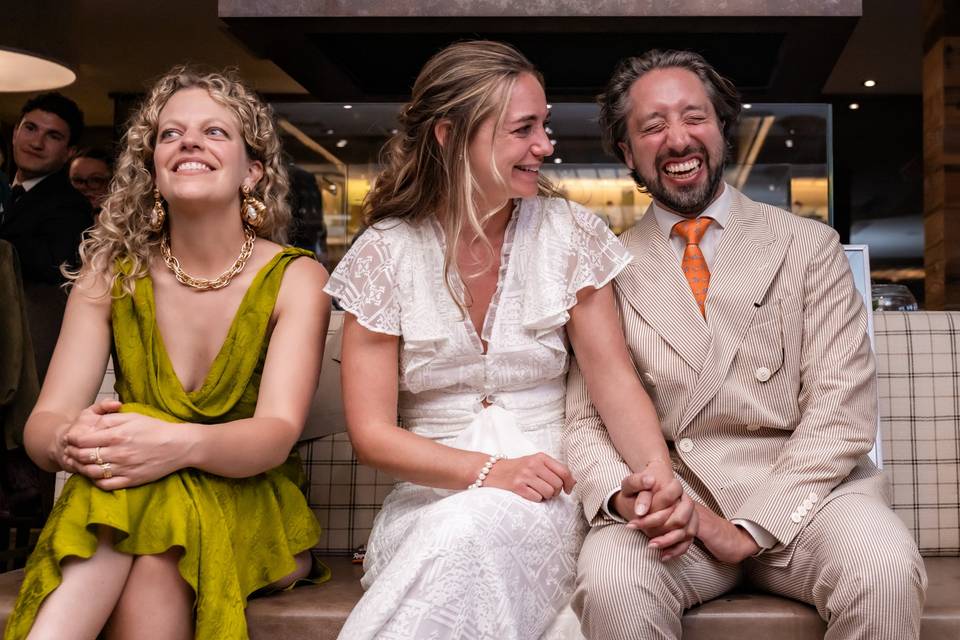 Charlotte et Derek rient