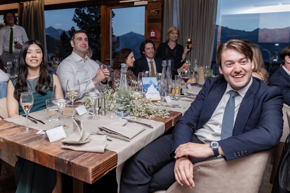 Des invités à table
