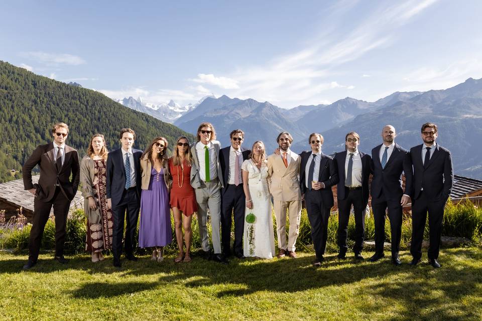 Les mariés et leurs amis
