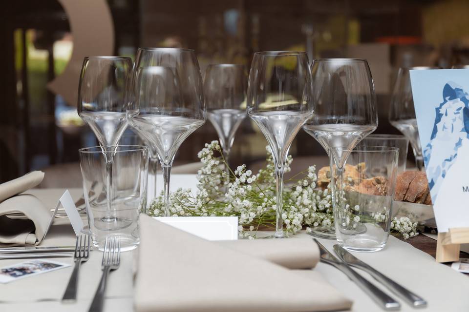 Les verres sur la table