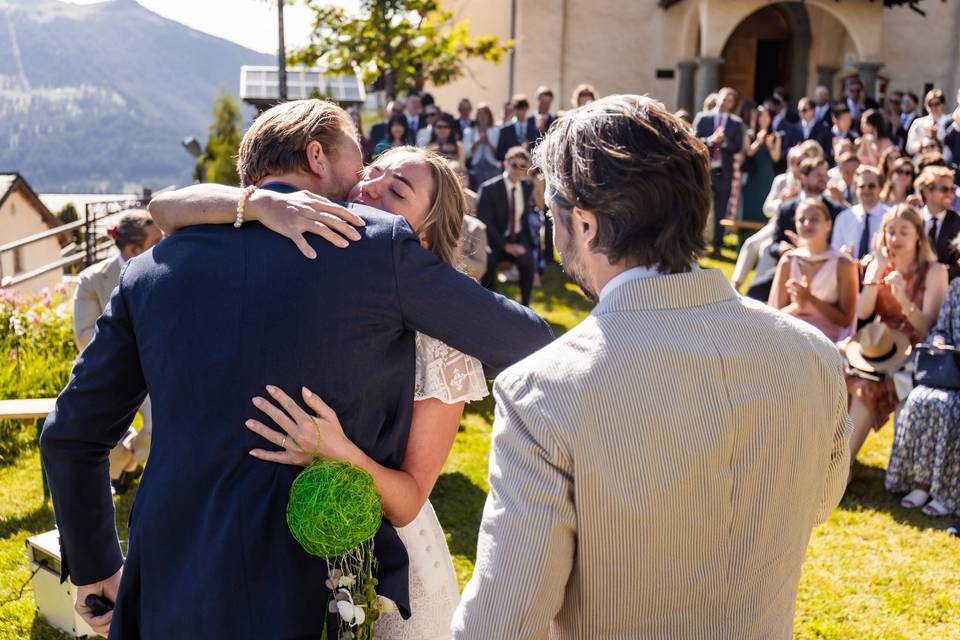 Une accolade à la cérémonie