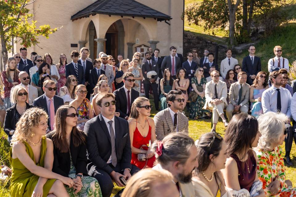 Tous réunis devant l'église