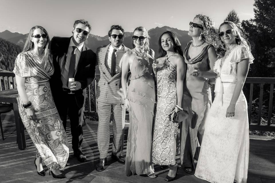Entre amis, en noir et blanc