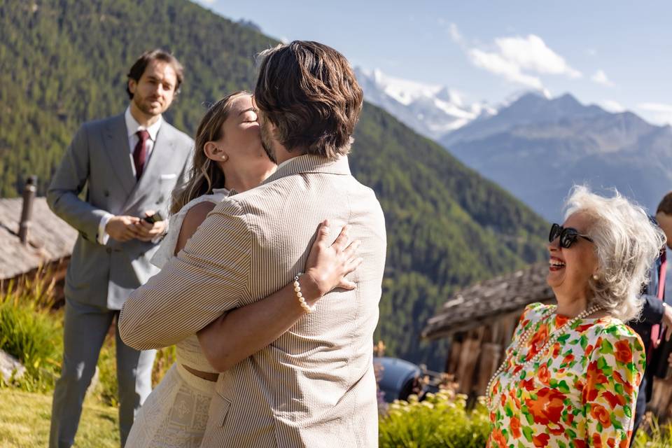 Une accolade en montagne