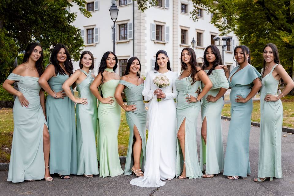Les amies de la mariée posent