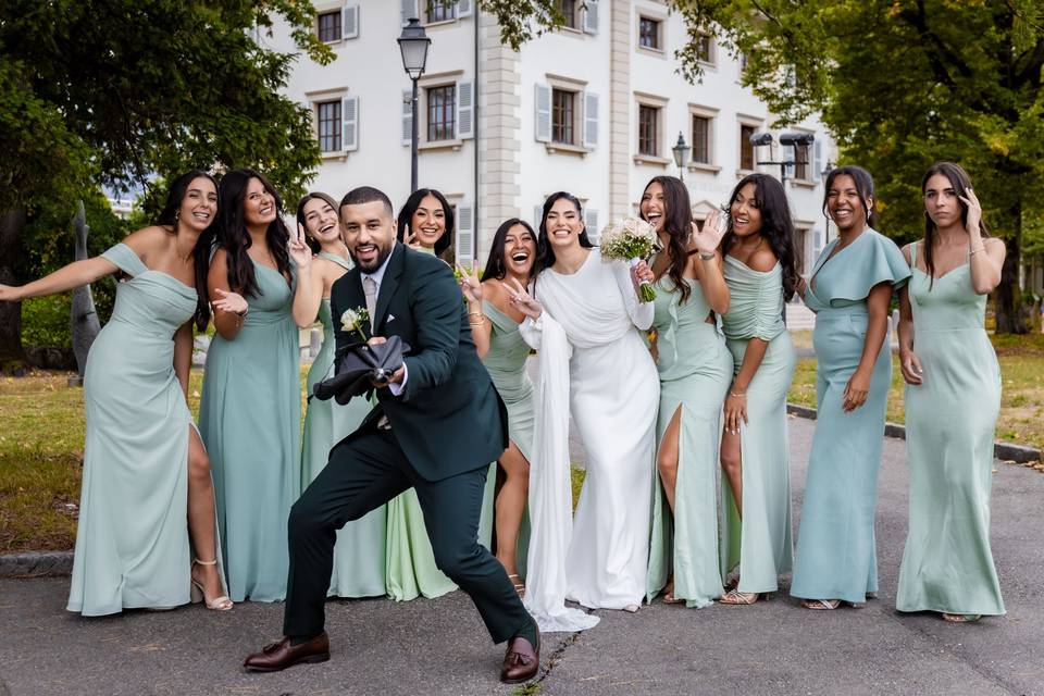 Le marié amuse le groupe
