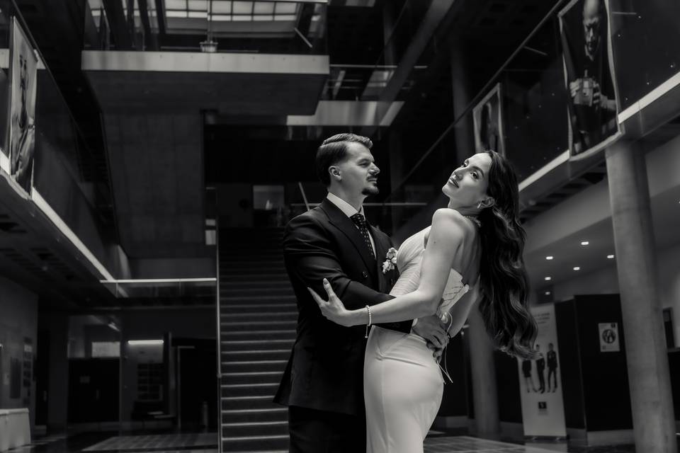 Les mariés dans le hall