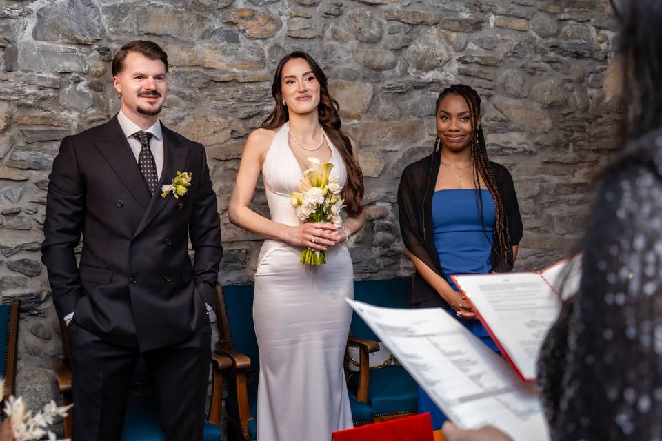 Les mariés écoutent l'officier
