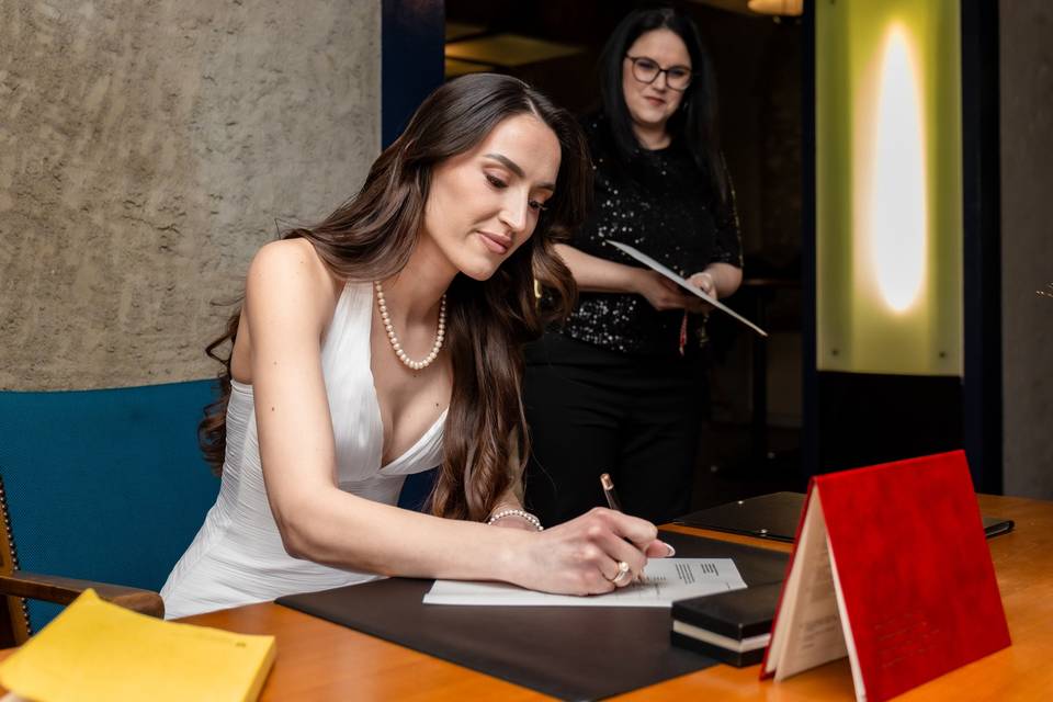 Albina signe le registre