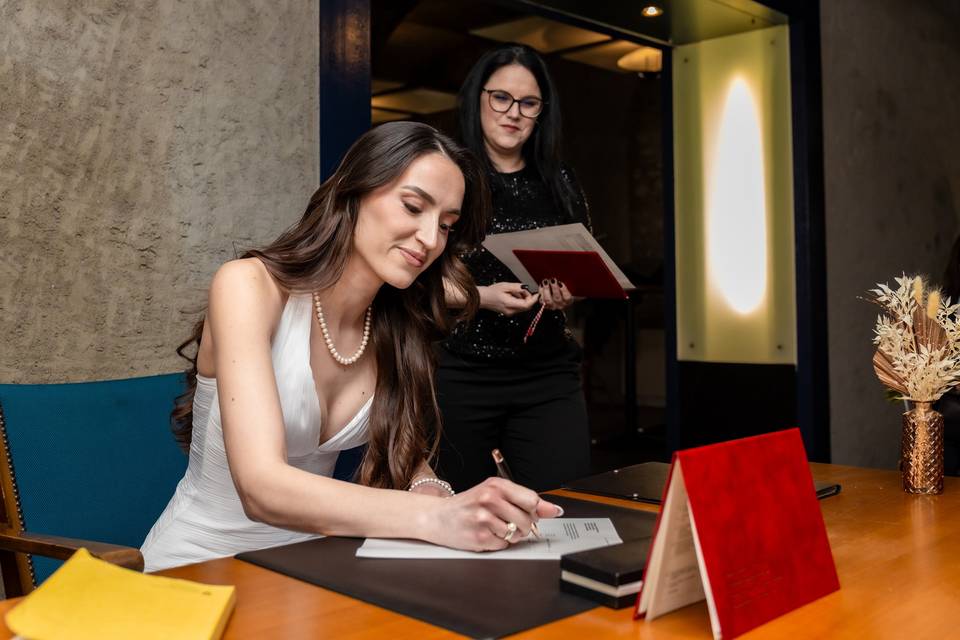 Albina signe le registre