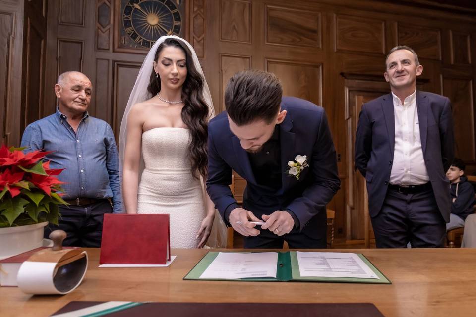 Mersim signe le registre
