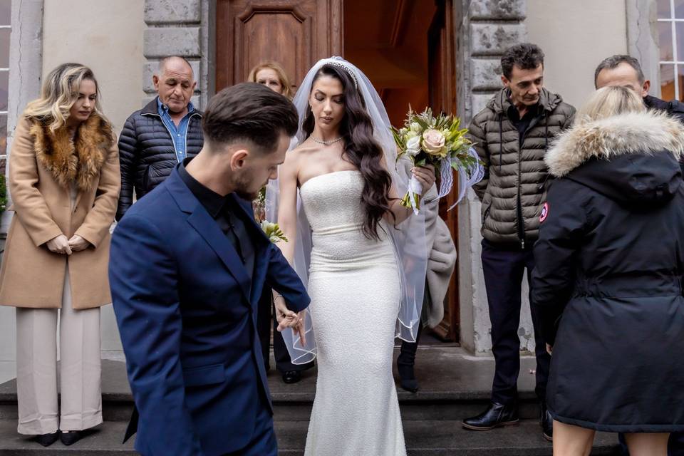 Les mariés parmi les invités