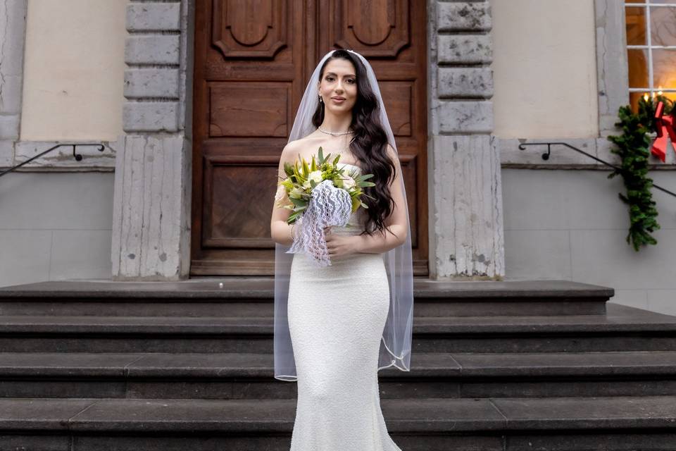 Leonora, bouquet à la main